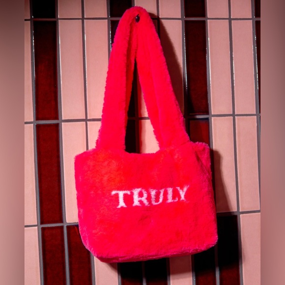 💖Truly Beauty Pink Fuzzy Travel Pouch - Picture 4 of 5